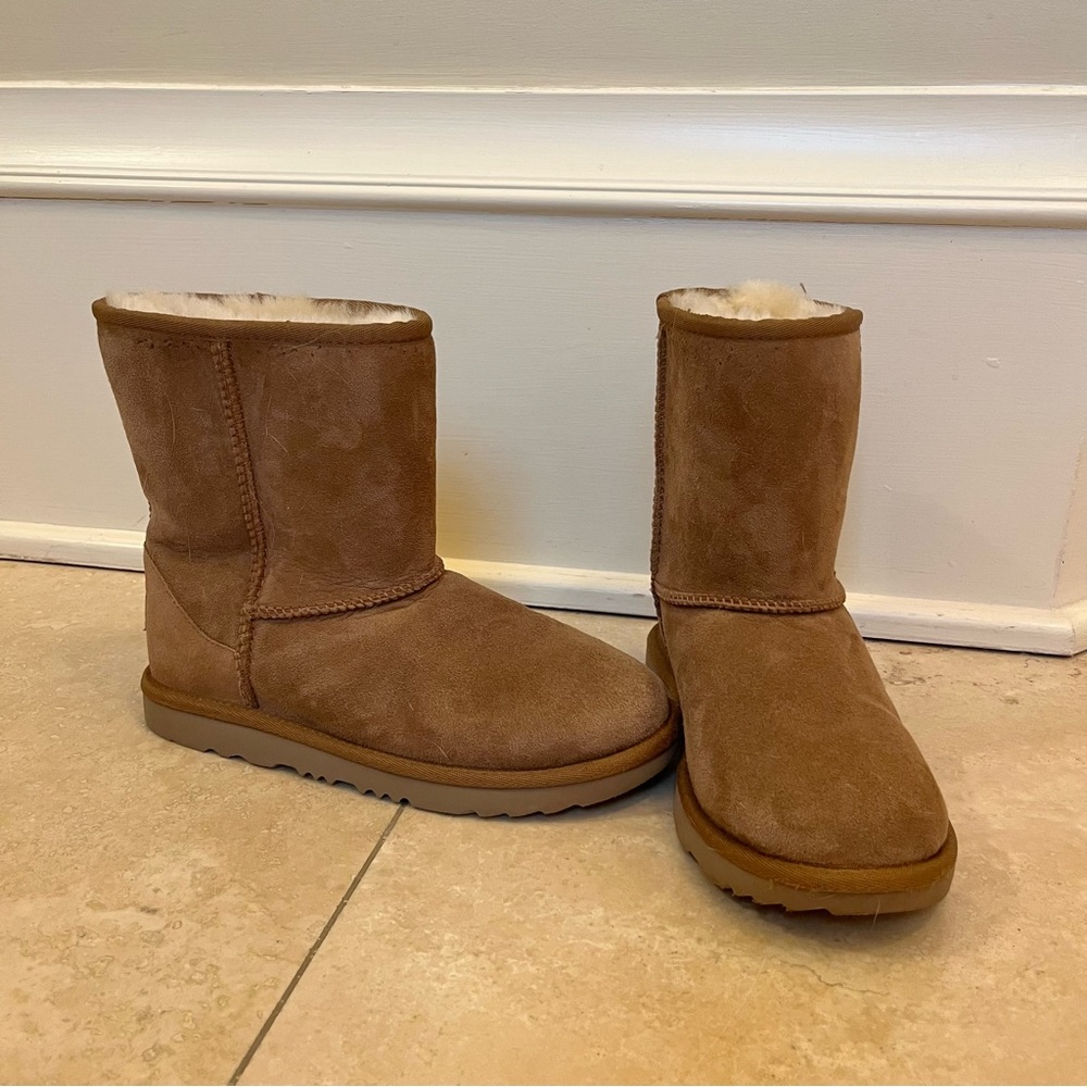 UGG/ Chestnut/ Kids Classic II/ Size Youth 5